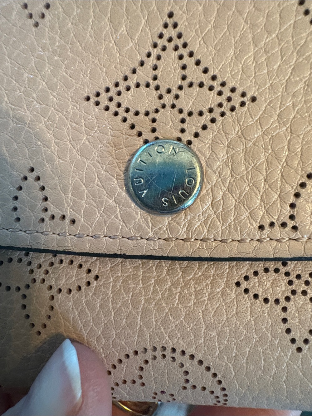 Louis Vuitton Pink Mahina Leather Crossbody XL Wallet on chain - Picture 4 of 15